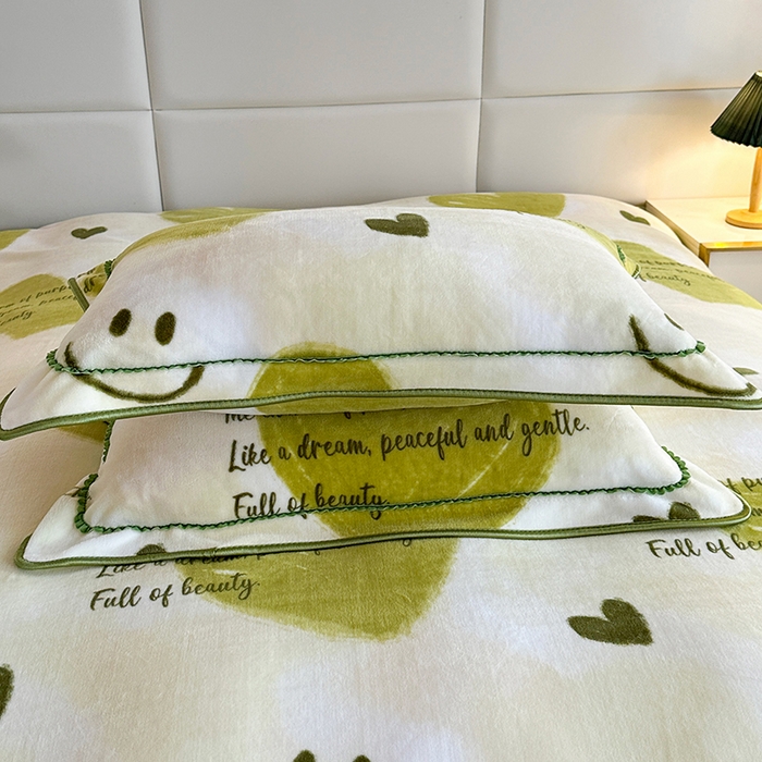 91家纺网 家纺一手货源 找家纺 富缦庭 2024新款8-9斤小包边床裙款牛奶绒印花四件套 怦然心动