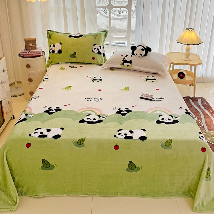 91家纺网 家纺一手货源 找家纺 名兮家居 2024新款时尚卡通风高克重牛奶绒床单-盖毯 彩虹熊猫-果绿