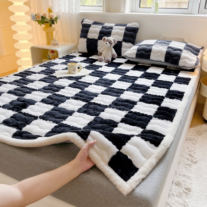 91家纺网 家纺一手货源 找家纺 2024秋冬加厚床垫床褥子北极绒印花泰迪绒床褥床护垫三件套-160g夹棉 棋盘格-黑白