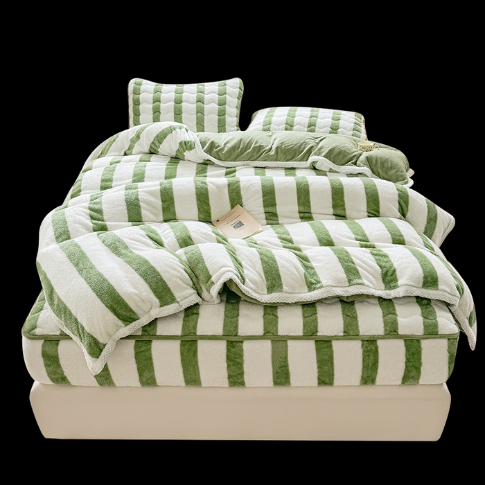 91家纺网 家纺一手货源 找家纺 2024新款A类北极绒格子-条纹系列宽包边加厚被套（自然光图） 条纹-豆绿