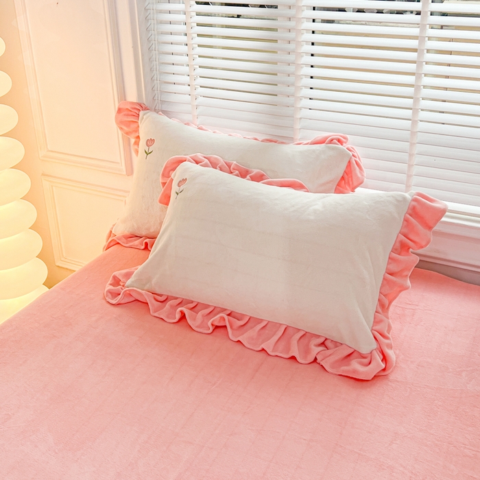 91家纺网 家纺一手货源 找家纺 金麦家纺 2024新款花边款牛奶绒四件套 粉色花朵