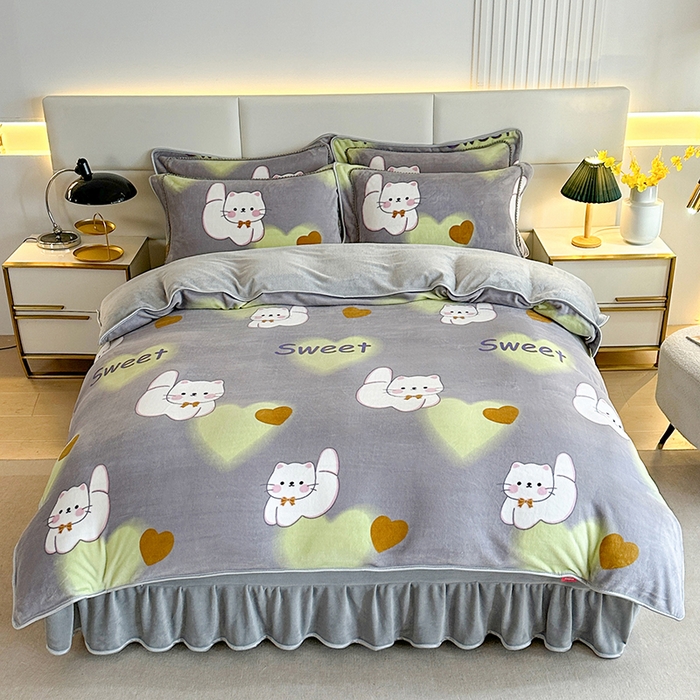 91家纺网 家纺一手货源 找家纺 富缦庭 2024新款8-9斤小包边床裙款牛奶绒印花四件套 甜心猫咪