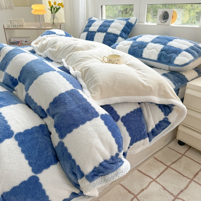 91家纺网 家纺一手货源 找家纺 2024新款A类北极绒格子-条纹系列宽包边加厚被套（自然光图） 棋盘格-高贵蓝