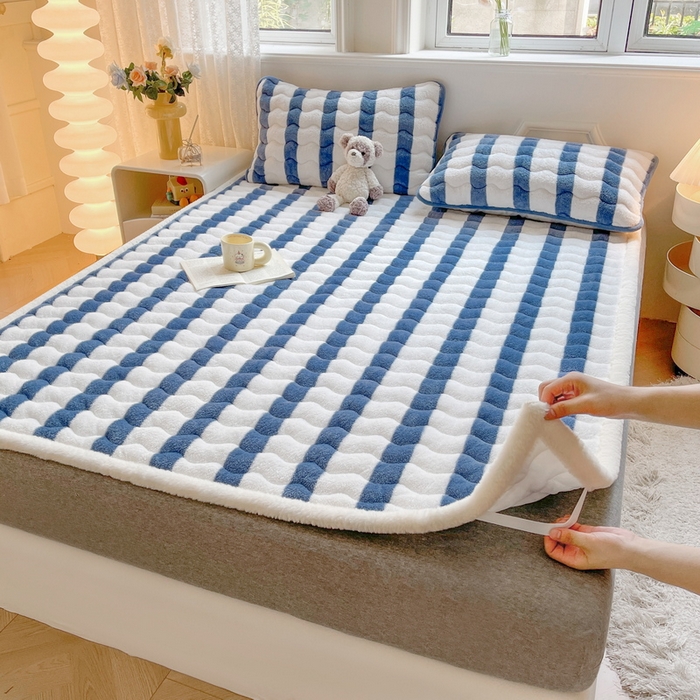 91家纺网 家纺一手货源 找家纺 2024秋冬加厚床垫床褥子北极绒印花泰迪绒床褥床护垫三件套-160g夹棉 条纹-高贵蓝