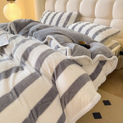 91家纺网 家纺一手货源 找家纺 （总）2024新款A类北极绒格子-条纹系列宽包边加厚被套（暖光图）