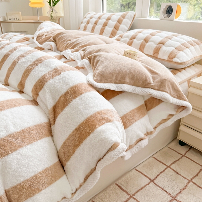 91家纺网 家纺一手货源 找家纺 2024新款A类北极绒格子-条纹系列宽包边加厚被套（自然光图） 条纹-奶咖