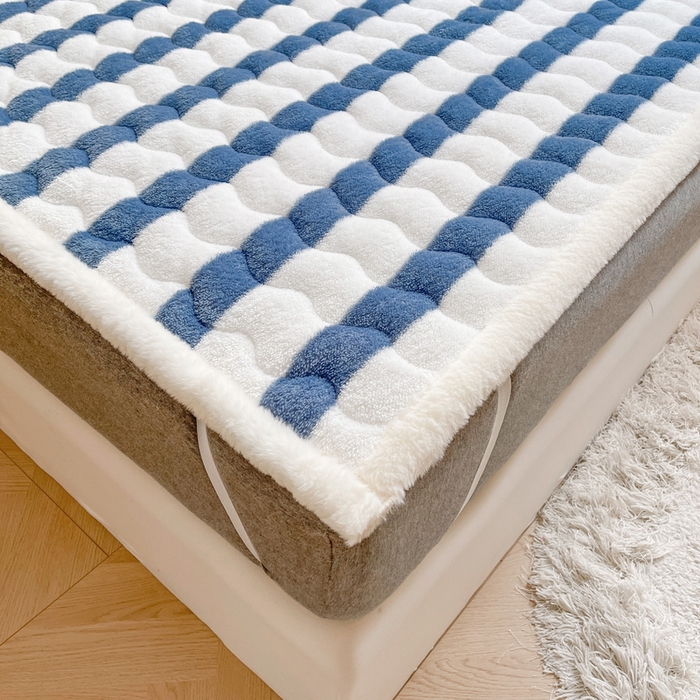 91家纺网 家纺一手货源 找家纺 2024秋冬加厚床垫床褥子北极绒印花泰迪绒床褥床护垫三件套-160g夹棉 条纹-高贵蓝