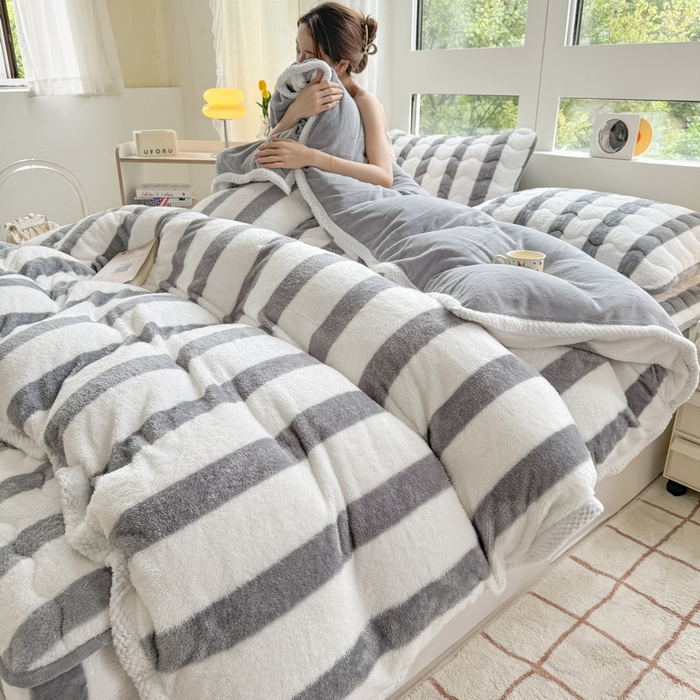 91家纺网 家纺一手货源 找家纺 2024新款A类北极绒格子-条纹系列宽包边加厚被套（自然光图） 条纹-灰色