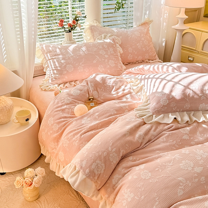 91家纺网 家纺一手货源 找家纺 大麦家纺 204新款高克重雕花牛奶绒四件套-爱丽丝 爱丽丝-桃粉