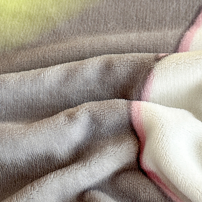 91家纺网 家纺一手货源 找家纺 富缦庭 2024新款8-9斤小包边床裙款牛奶绒印花四件套 甜心猫咪