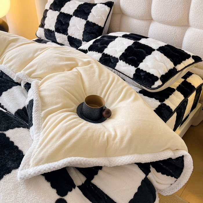 91家纺网 家纺一手货源 找家纺 2024新款A类北极绒格子-条纹系列宽包边加厚被套（暖光图） 棋盘格-黑白