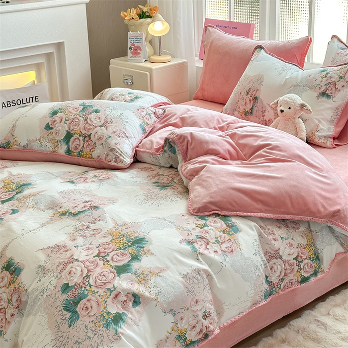 91家纺网 家纺一手货源 找家纺 2025新款三角针贝壳边棉加牛奶绒工艺款四件套 浪漫花舞