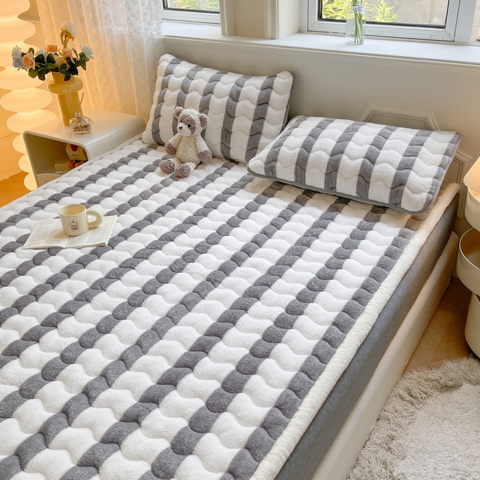 91家纺网 家纺一手货源 找家纺 2024秋冬加厚床垫床褥子北极绒印花泰迪绒床褥床护垫三件套-160g夹棉 条纹-灰色