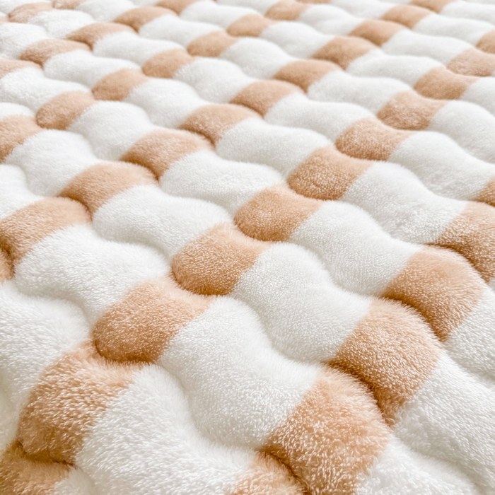 91家纺网 家纺一手货源 找家纺 2024秋冬新款A类北极绒加厚夹棉床笠+北极绒宽包边被套四件套（自然光图） 条纹-奶咖