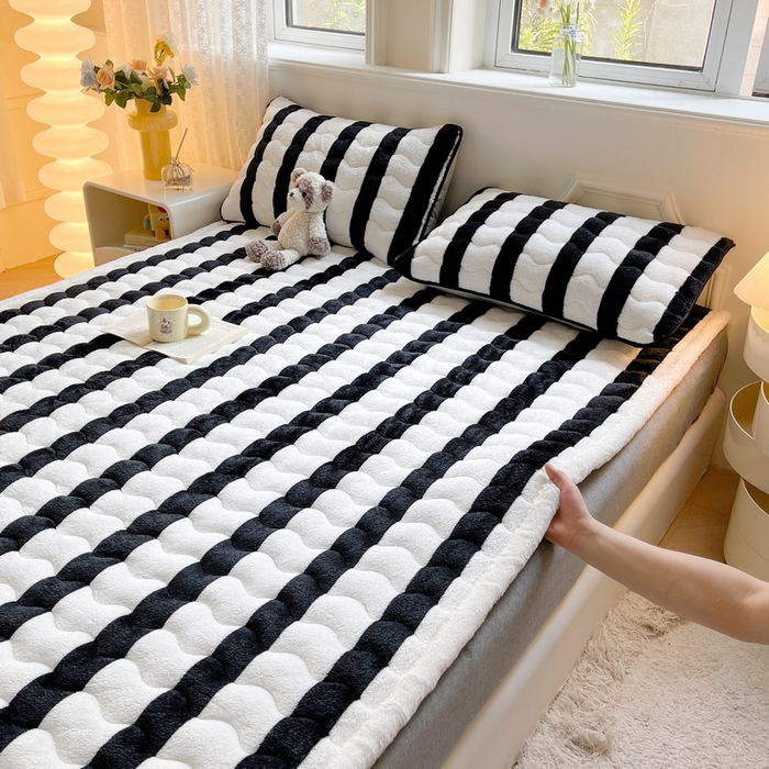 91家纺网 家纺一手货源 找家纺 2024秋冬加厚床垫床褥子北极绒印花泰迪绒床褥床护垫三件套-160g夹棉 条纹-黑色
