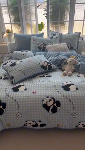 91家纺网 家纺一手货源 找家纺 2025新款三角针贝壳边棉加牛奶绒工艺款四件套 蓝格熊猫