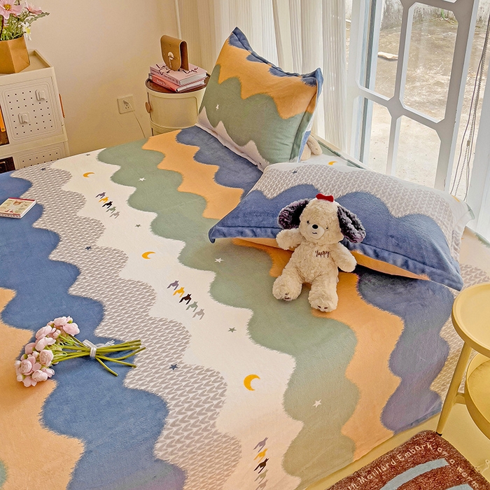 91家纺网 家纺一手货源 找家纺 名兮家居 2024新款时尚卡通风高克重牛奶绒床单-盖毯 乘风破浪