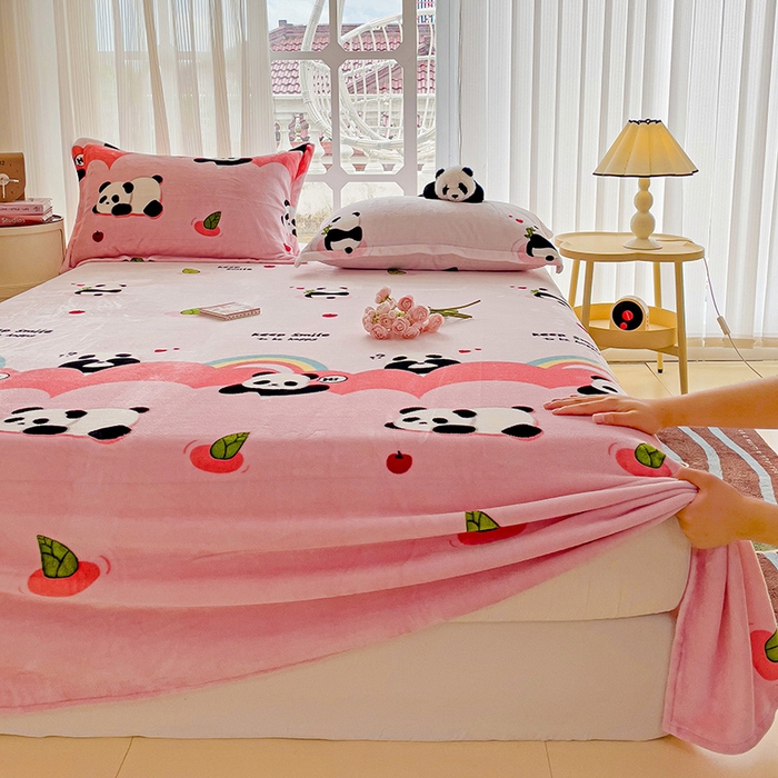 91家纺网 家纺一手货源 找家纺 名兮家居 2024新款时尚卡通风高克重牛奶绒床单-盖毯 彩虹熊猫-粉