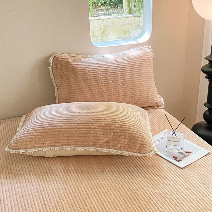 91家纺网 家纺一手货源 找家纺 胜权家纺 2024秋冬新款婴儿绒夹棉圆角花边简约风纯色牛奶绒床盖三件套 流绪花梦咖