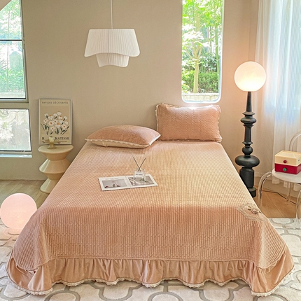 91家纺网 家纺一手货源 找家纺 （总）胜权家纺 2024秋冬新款婴儿绒夹棉圆角花边简约风纯色牛奶绒床盖三件套