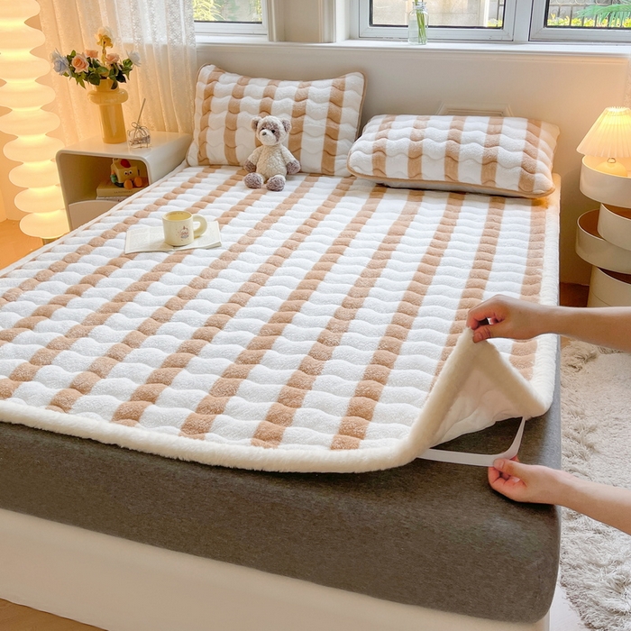 91家纺网 家纺一手货源 找家纺 2024秋冬加厚床垫床褥子北极绒印花泰迪绒床褥床护垫三件套-160g夹棉 条纹-奶咖