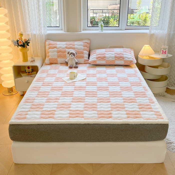 91家纺网 家纺一手货源 找家纺 2024秋冬加厚床垫床褥子北极绒印花泰迪绒床褥床护垫三件套-160g夹棉 棋盘格-粉玉