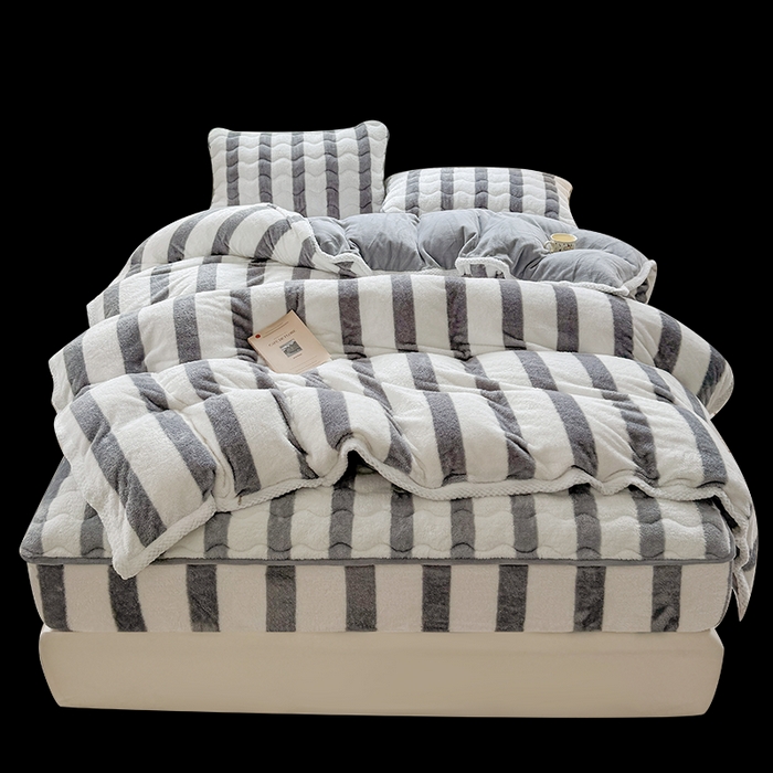 91家纺网 家纺一手货源 找家纺 2024新款A类北极绒格子-条纹系列宽包边加厚被套（自然光图） 条纹-灰色