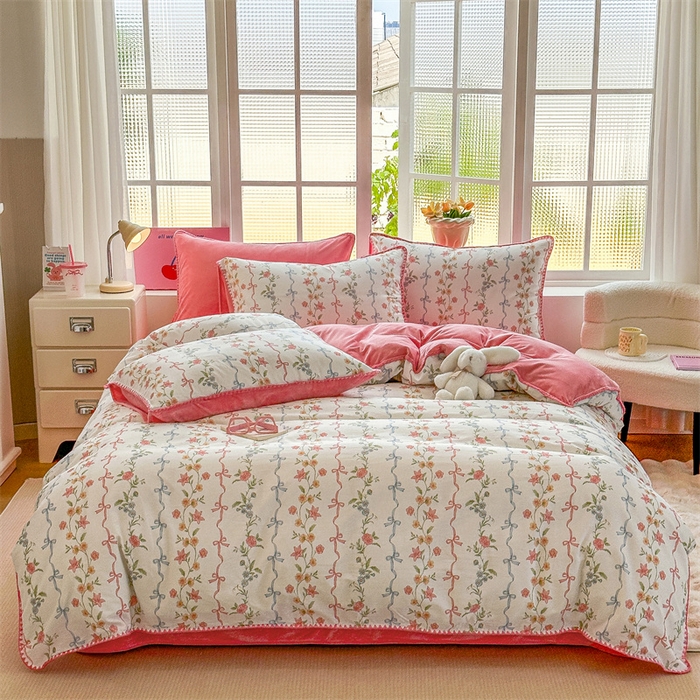 91家纺网 家纺一手货源 找家纺 2025新款三角针贝壳边棉加牛奶绒工艺款四件套 花蔓