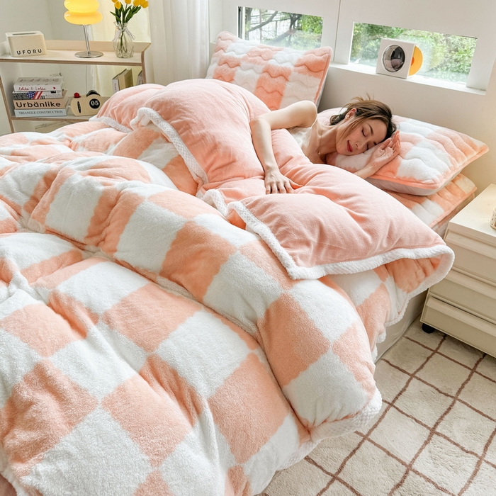 91家纺网 家纺一手货源 找家纺 2024新款A类北极绒格子-条纹系列宽包边加厚被套（自然光图） 棋盘格-粉玉