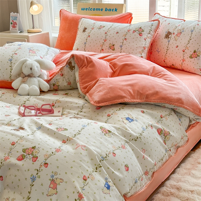 91家纺网 家纺一手货源 找家纺 2025新款三角针贝壳边棉加牛奶绒工艺款四件套 花香小兔