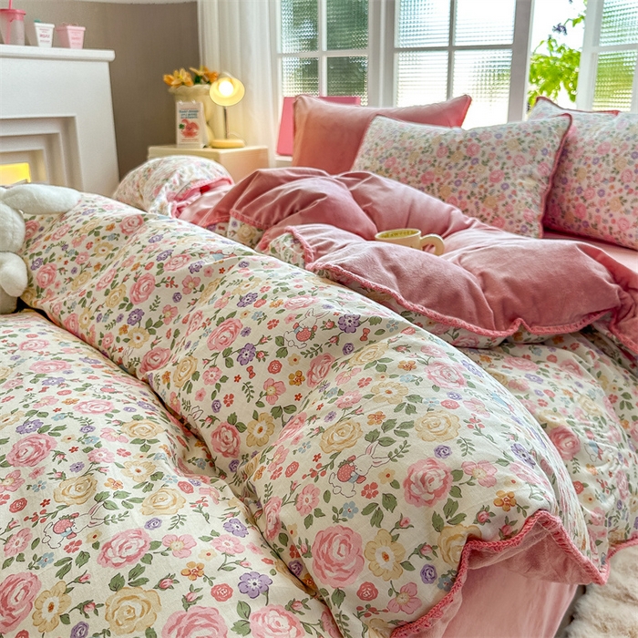 91家纺网 家纺一手货源 找家纺 2025新款三角针贝壳边棉加牛奶绒工艺款四件套 花园芬芳