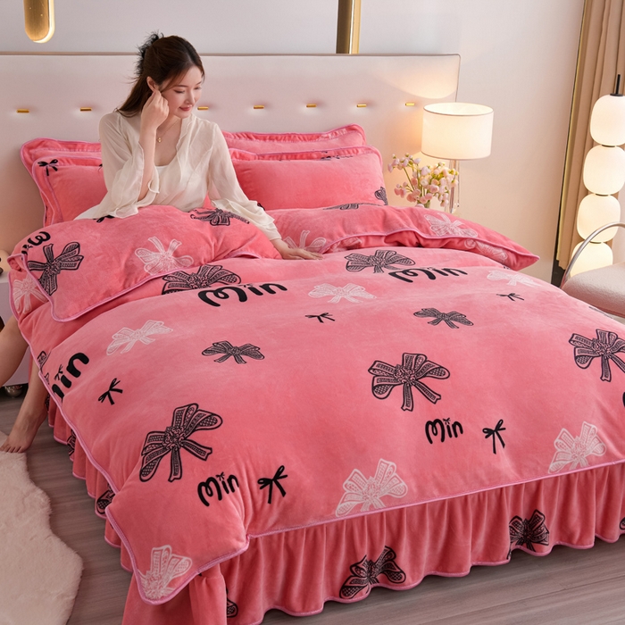 91家纺网 家纺一手货源 找家纺 阿亮家居 2024新款8.5斤保暖牛奶绒金貂绒床裙款四件套 蝴蝶结