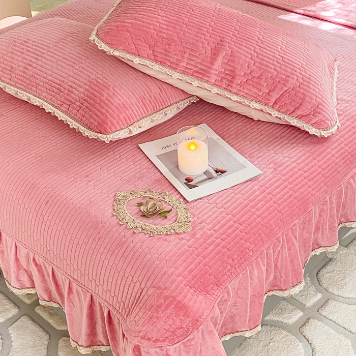 91家纺网 家纺一手货源 找家纺 胜权家纺 2024秋冬新款婴儿绒夹棉圆角花边简约风纯色牛奶绒床盖三件套 流绪花梦粉