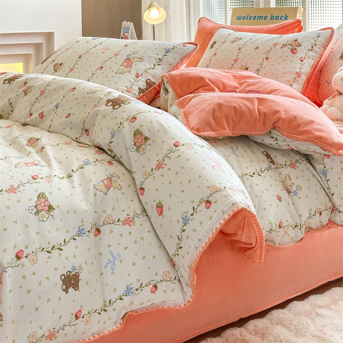 91家纺网 家纺一手货源 找家纺 2025新款三角针贝壳边棉加牛奶绒工艺款四件套 花香小兔