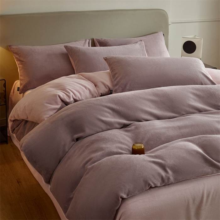 91家纺网 家纺一手货源 找家纺 启程家纺 2024新款A类加厚230克纯色双拼牛奶绒四件套 香芋紫+浅粉