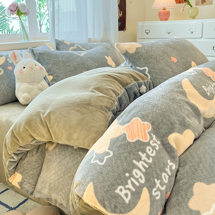 91家纺网 家纺一手货源 找家纺 慕澄家纺 2024新款小清新可爱印花牛奶绒加厚保暖四件套 星星月亮