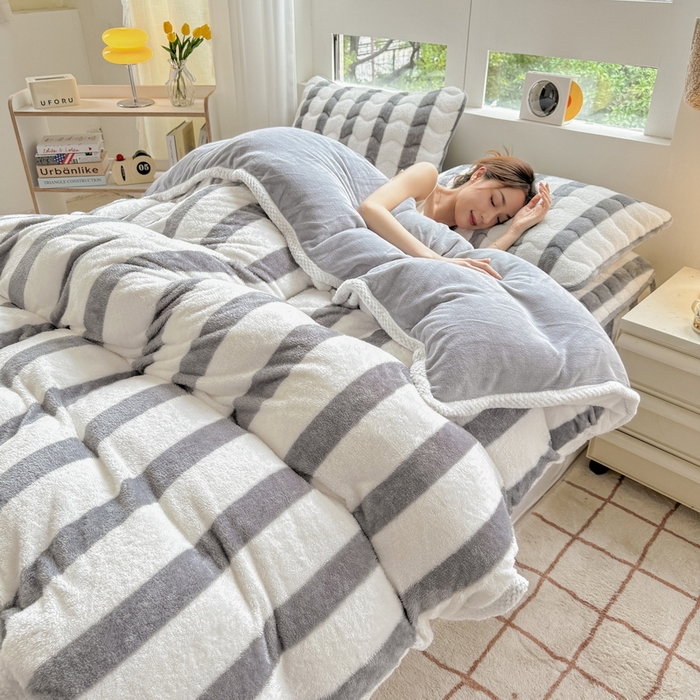 91家纺网 家纺一手货源 找家纺 2024新款A类北极绒格子-条纹系列宽包边加厚被套（自然光图） 条纹-灰色