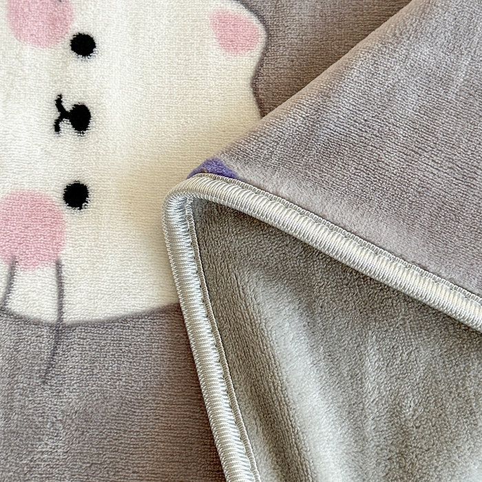 91家纺网 家纺一手货源 找家纺 富缦庭 2024新款8-9斤小包边床裙款牛奶绒印花四件套 甜心猫咪