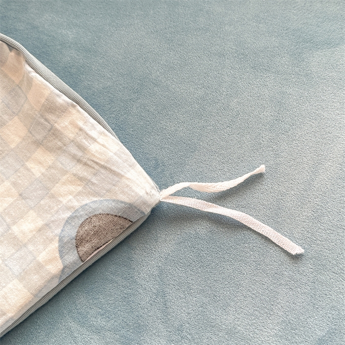 91家纺网 家纺一手货源 找家纺 2025新款三角针贝壳边棉加牛奶绒工艺款四件套 蓝格熊猫