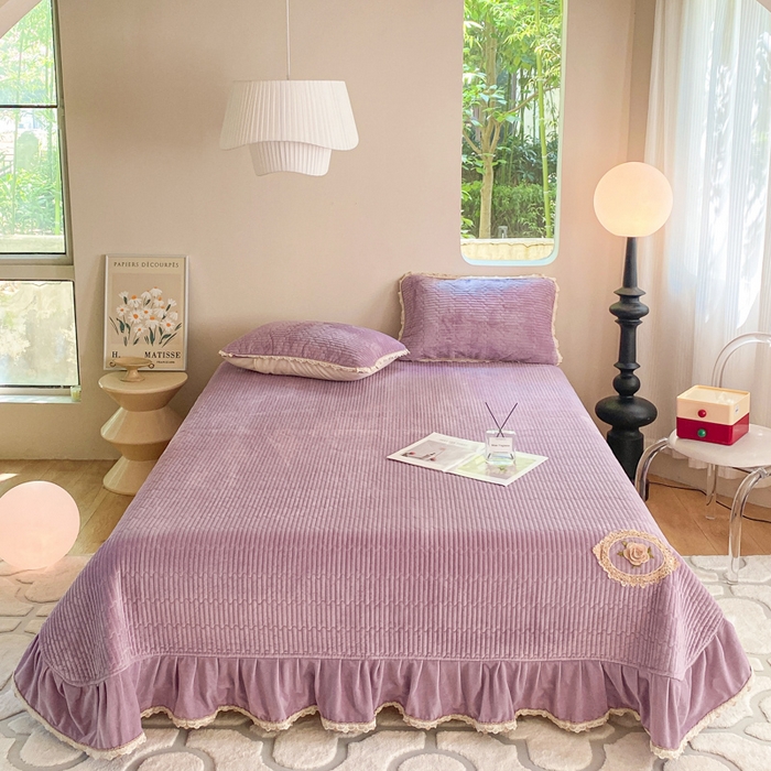 91家纺网 家纺一手货源 找家纺 胜权家纺 2024秋冬新款婴儿绒夹棉圆角花边简约风纯色牛奶绒床盖三件套 流绪花梦紫