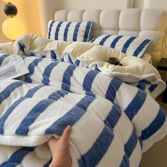 91家纺网 家纺一手货源 找家纺 2024新款A类北极绒格子-条纹系列宽包边加厚被套（暖光图） 条纹-高贵蓝