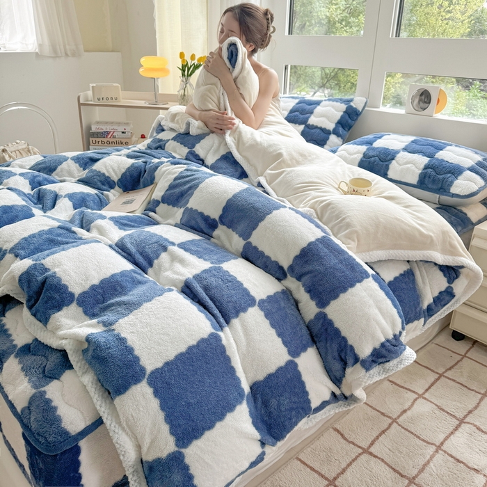 91家纺网 家纺一手货源 找家纺 2024新款A类北极绒格子-条纹系列宽包边加厚被套（自然光图） 棋盘格-高贵蓝