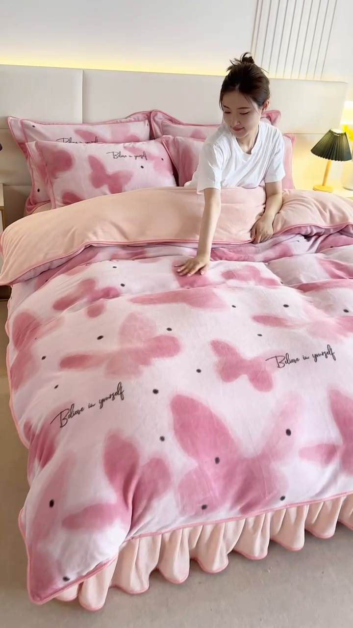 91家纺网 家纺一手货源 找家纺 富缦庭 2024新款8-9斤小包边床裙款牛奶绒印花四件套 蝶舞翩翩