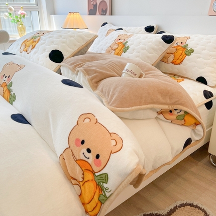 91家纺网 家纺一手货源 找家纺 2024新款A类牛奶绒包边款加厚保暖被套-印花款（机包边款）波点熊