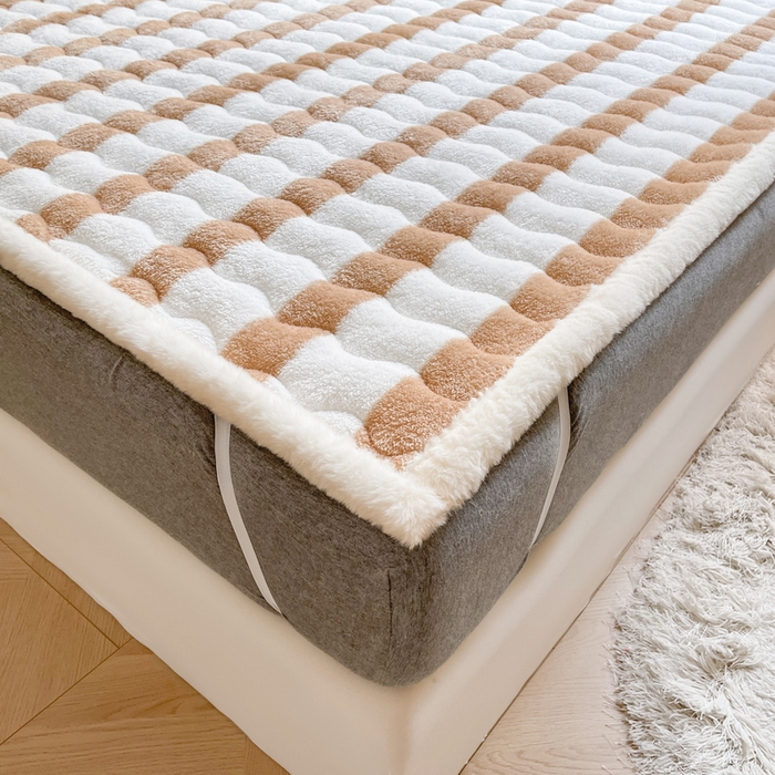 91家纺网 家纺一手货源 找家纺 2024秋冬加厚床垫床褥子北极绒印花泰迪绒床褥床护垫三件套-160g夹棉 条纹-奶咖