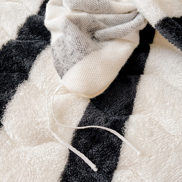 91家纺网 家纺一手货源 找家纺 2024新款A类北极绒格子-条纹系列宽包边加厚被套（暖光图） 条纹-黑白