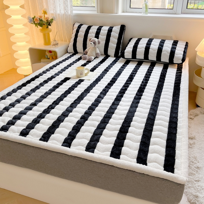 91家纺网 家纺一手货源 找家纺 2024秋冬加厚床垫床褥子北极绒印花泰迪绒床褥床护垫三件套-160g夹棉 条纹-黑色