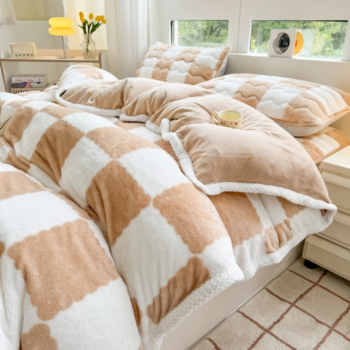 91家纺网 家纺一手货源 找家纺 2024新款A类北极绒格子-条纹系列宽包边加厚被套（自然光图） 棋盘格-奶咖