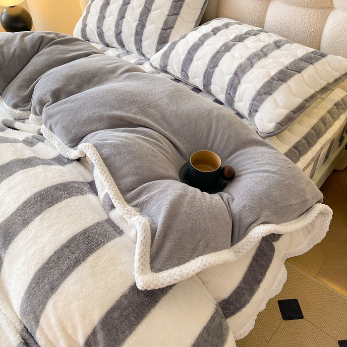 91家纺网 家纺一手货源 找家纺 2024新款A类北极绒格子-条纹系列宽包边加厚被套（暖光图） 条纹-灰色
