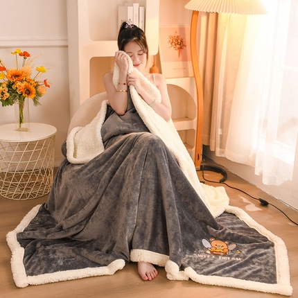 91家纺网 家纺一手货源 找家纺 2025新款毛毯AB版牛奶绒+羊羔绒毯子复合多功能午睡毯 美梦-浅灰